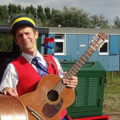 ZINGENDE CONDUCTEUR - trein -  NS - perron - station - spoor - reizen liedjes - solo muzikant(2).jpg