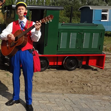 ZINGENDE CONDUCTEUR - trein -  NS - perron - station - spoor - locomotief - reizen liedjes - muzikant(1).jpg