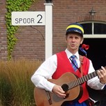 zingende-conducteur-trein-ns-perron-station-spoor-valkenburg-museum-reizen-liedjes-muzikant-1-jpg