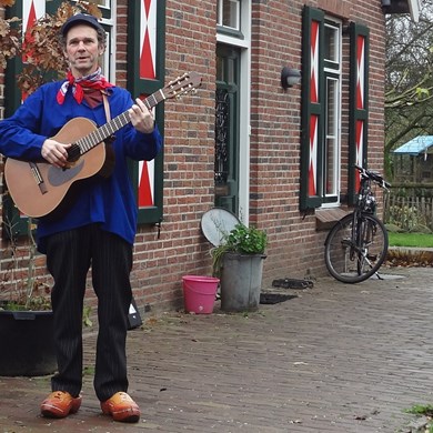 ZINGEND BOERTJE - boerderij liedjes - boerenliedjes - dierenliedjes - kinderliedjes - solo muzikant (2).jpg