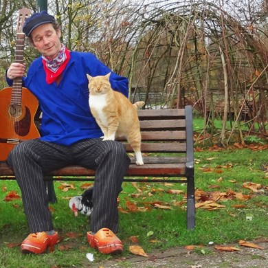 ZINGEND BOERTJE - boerderij boer koe poes liedjes - dierenliedjes - kinderliedjes - solo muzikant (1).jpg