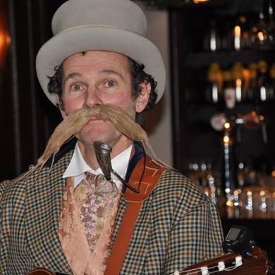 Dickens solo muzikant - akoestische mobiele muziek.jpg