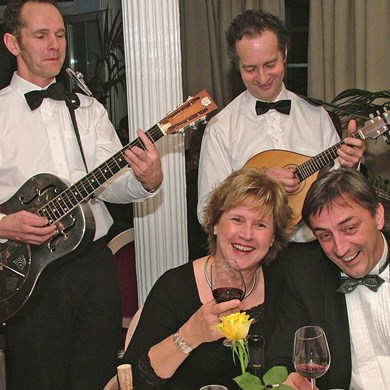 muziek live stijlvol akoestisch mobiel muzikanten duo zwartwit Paratata Porcheclub Nunspeet