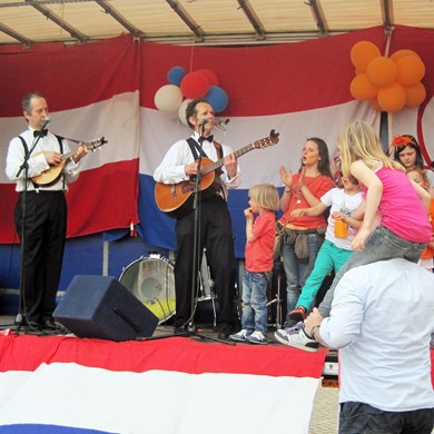 feest kinderen muziek stijlvol akoestisch mobiel muzikanten duo zwartwit Paratata