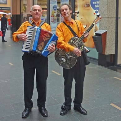 ROEL & HANS bew (1000x1000).jpg