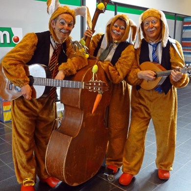 zingende paashazen - muzikanten pasen - orkest - looporkest - winkelcentrum promotie (7)