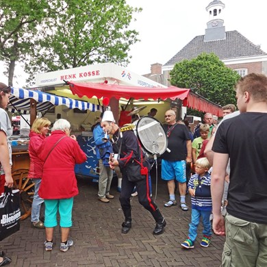 BLIKKEN RIK - Koperen Ko - Nikkelen Nelis - IJzeren Hein - markt muzikant (6).jpg