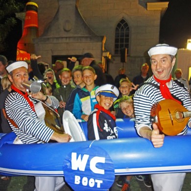 muzikale matrozenboot - SAIL 2015 - zingende matrozen - muzikanten duo - zeemansliederen - wc boot