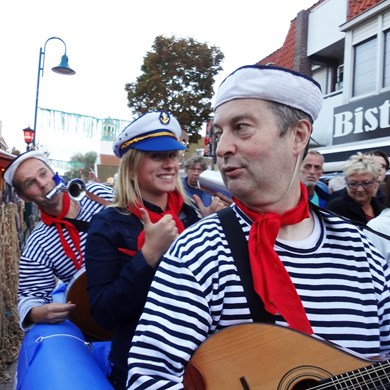 muzikale matrozenboot - SAIL 2015 - zingende matrozen - muzikanten duo - zeemansliederen - Texel Culinair (1)