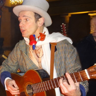 Dickens solo muzikant - akoestische mobiele muziek - Sevenum.jpg
