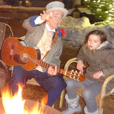 Dickens solo muzikant - akoestische mobiele muziek - winter kerst kerstmis kampvuur 2.jpg