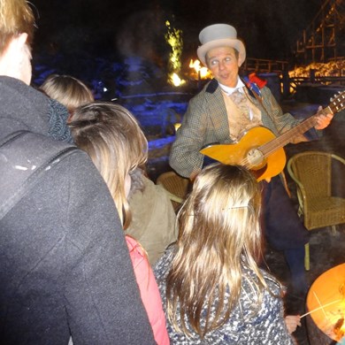 Dickens solo muzikant - akoestische mobiele muziek - winter kerst kerstmis kampvuur 3.jpg