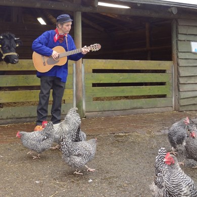 ZINGEND BOERTJE - boerderij kippen boeren liedjes - dierenliedjes - kinderliedjes - solo muzikant (1).jpg