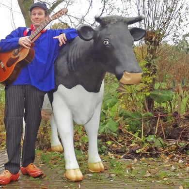 ZINGEND BOERTJE - boerderij boer koe liedjes - dierenliedjes - kinderliedjes - solo muzikant (1).jpg