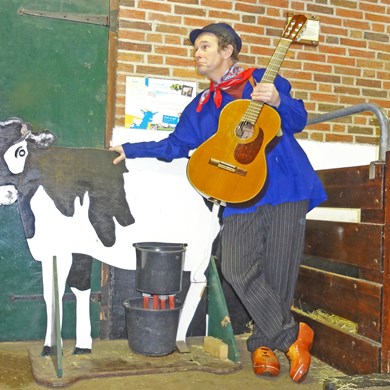 ZINGEND BOERTJE - boerderij boer koe liedjes - waar komt de melk vandaan - kinderliedjes - solo muzikant (1).jpg