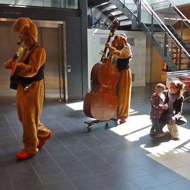 zingende paashazen - muzikanten pasen - akoestische mobiele muziek - winkelcentrum promotie