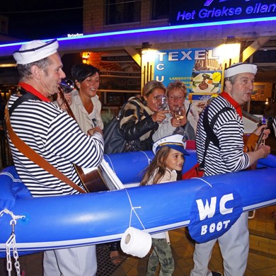muzikale matrozenboot - SAIL 2015 - zingende matrozen - Texel Culinair - wc boot