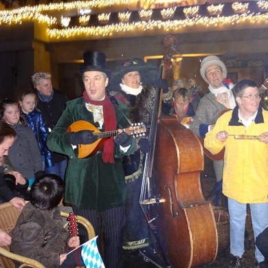 Toverland Sevenum DICKENS MUSE kerstmarkt muzikanten trio kerstmis kerst muziek akoestisch mobiel (3)